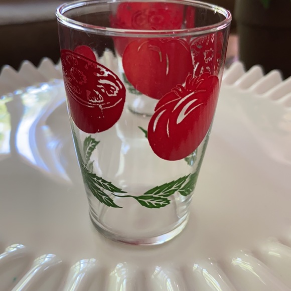 2 Vintage Tomato and green Vine Juice Glasses - Picture 2 of 4